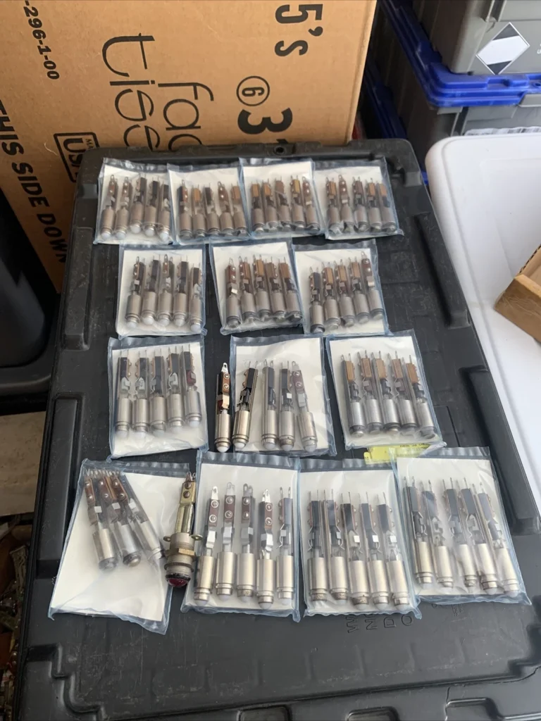 69pcs Group Lot DIALCO 105 PANEL MOUNT INDICATOR LAMP Part BI-PIN White Clear 1 s l1600 836