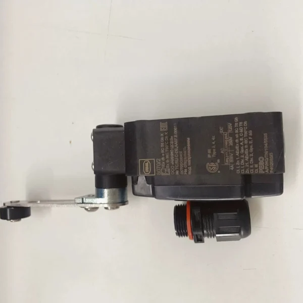 1PCS NEW FIT FOR limit switch 8070/2-1-DS-U60