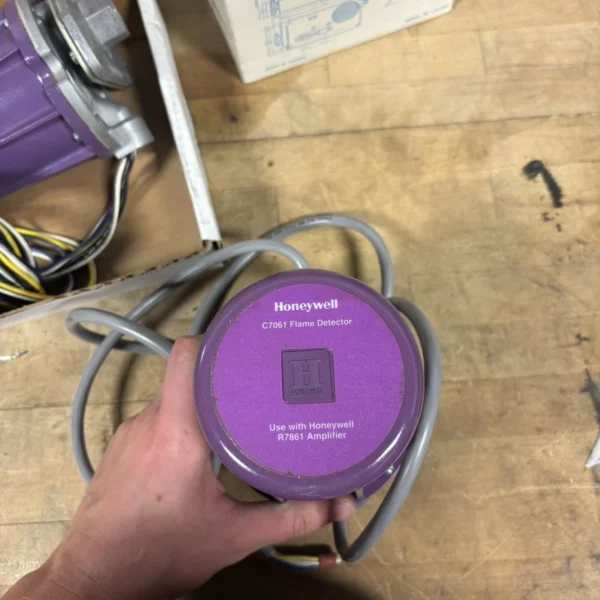 NEW NO BOX Honeywell C7061A1004 Flame Detector