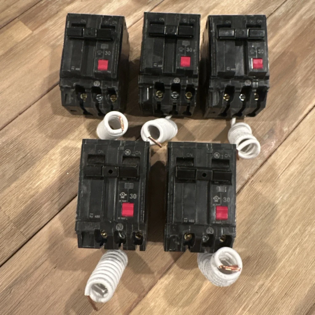 New Circuit Breakers lot Of (5) GE THQB2130GFT 30 Amp 2 Pole GFCI Bolt On
Opens in a new window or tab 1 THQB2130GFT 0