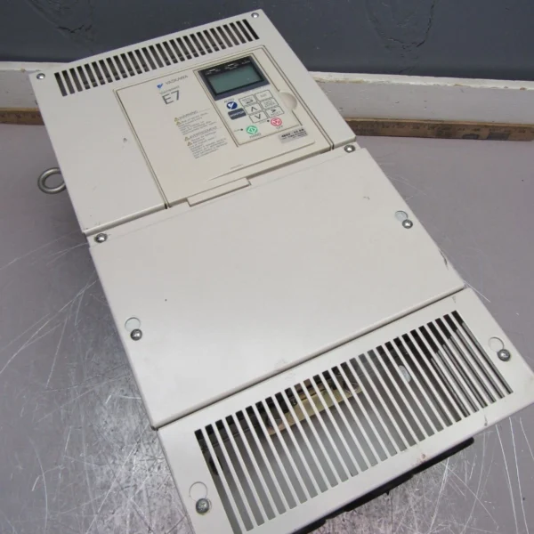 YASKAWA VARISPEED E7 CIMR-E7U4024 480VAC 52A 40KVA XLNT USED TAKEOUT !! M/O !!