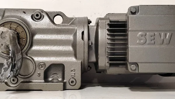 SEW Eurodrive K37DRS71M4/DH 230/460 V 1690 RPM .75 HP 5.36 Ratio Gear Motor