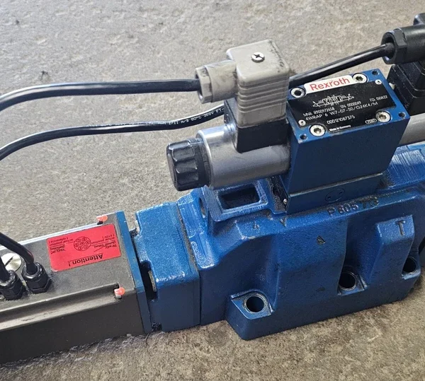 Bosch Rexroth Hydraulic Valve Assembly with Components Listed #R900709322