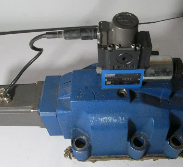 REXROTH R900945479 DIRECTIONAL CONTROL VALVE 4WRDE 32 V600L-52/6L24K9/WG152MR