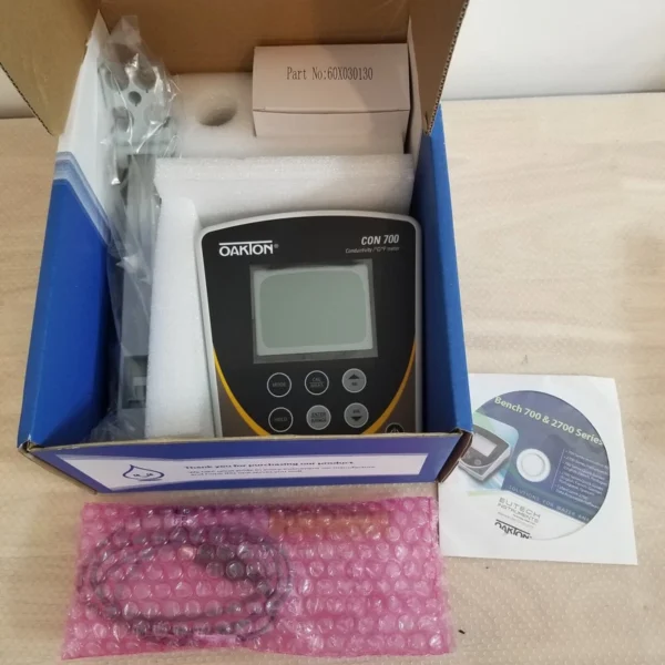 Oakton Instruments 35411-00 Con 700 Benchtop Conductivity Meter, Probe & Stand