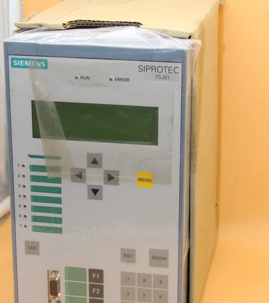 NEW NO BOX | SIEMENS | 7SJ6111-5EB22-3FA0 FF 7SJ61 |