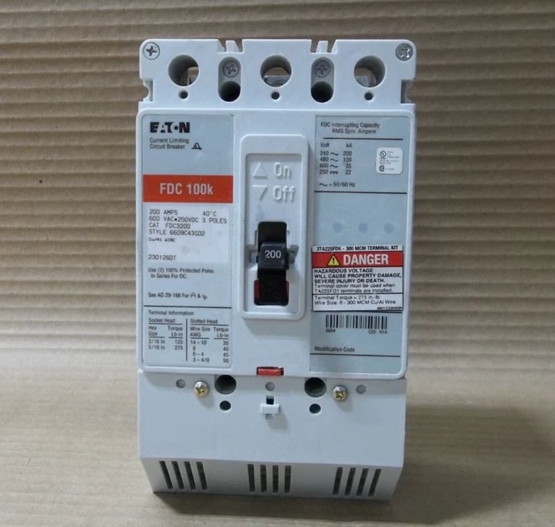 NEW Eaton FDC FDC3200 3 Pole 200 Amp 600V Circuit Breaker w/ 300 MCM Lugs NTO 2 FDC3200 0