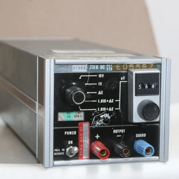 Fluke 731B DC Voltage reference Standard - power on - uncalibrated