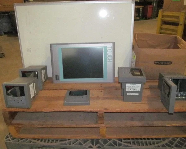 Lot of 1 ea Siemens Simatic Panel # HMI-2SG30-7GA0 and 4 ea Honeywell # UDA2182